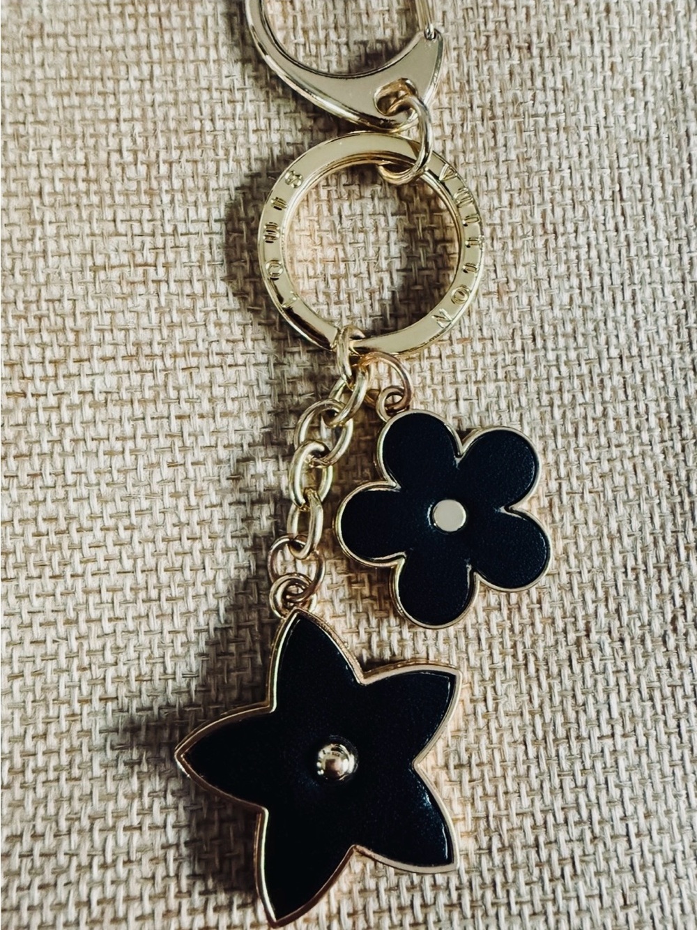 ❤️Luxury-Inspired Black Flower Keychain Charm - Picture 2 of 4